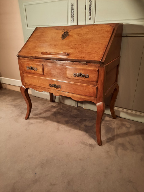 Louis XV sloping desk in natural wood from the 18th century.