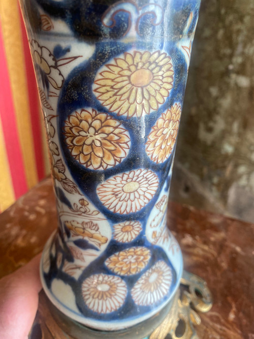 Elegante Lampe aus einer japanischen Imari-Hornvase mit Blumen und vergoldeter Bronzefassung.