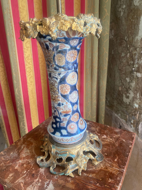 Elegante Lampe aus einer japanischen Imari-Hornvase mit Blumen und vergoldeter Bronzefassung.