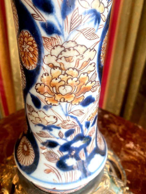 Elegante Lampe aus einer japanischen Imari-Hornvase mit Blumen und vergoldeter Bronzefassung.