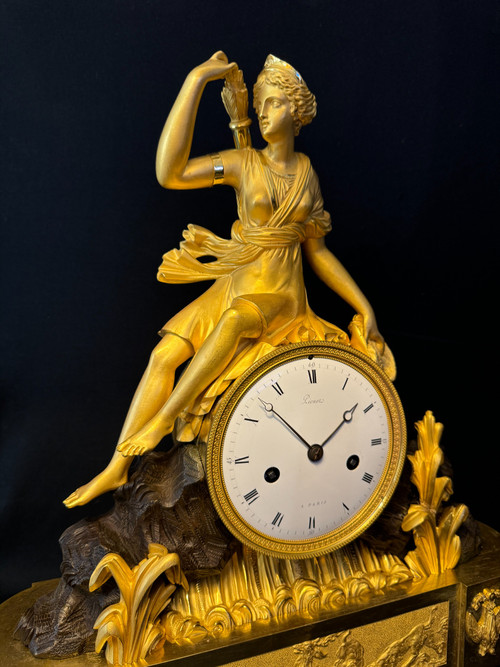 Grande orologio "Diana cacciatrice" in bronzo dorato stile Impero