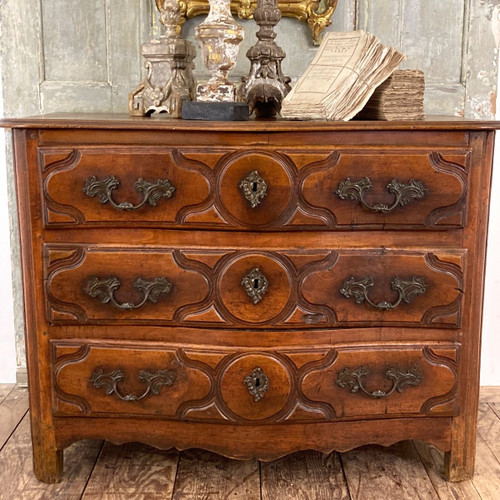 Curved chest of drawers in 18th century walnut