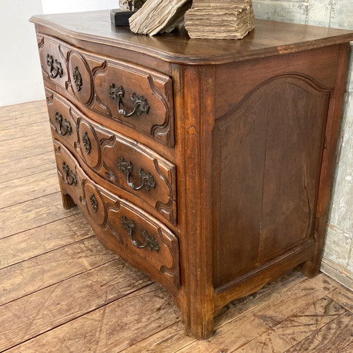 Curved chest of drawers in 18th century walnut