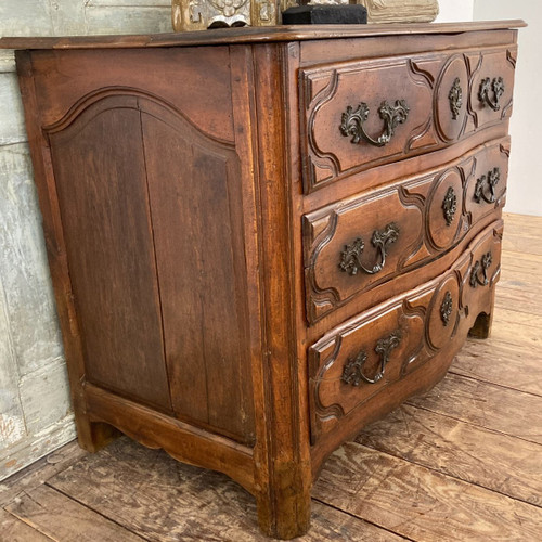 Curved chest of drawers in 18th century walnut