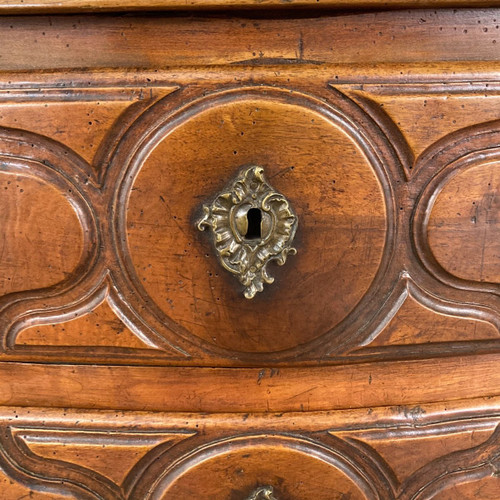 Curved chest of drawers in 18th century walnut