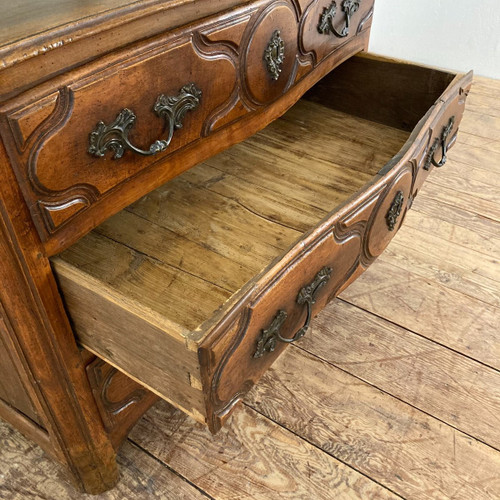 Curved chest of drawers in 18th century walnut