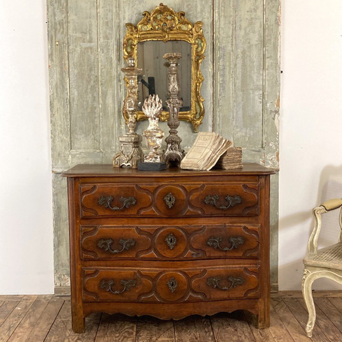 Curved chest of drawers in 18th century walnut