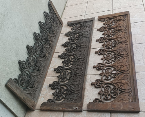 Set of 3 19th century Gothic-style cast-iron balustrades