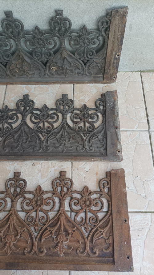 Set of 3 19th century Gothic-style cast-iron balustrades