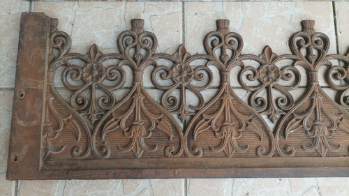 Set of 3 19th century Gothic-style cast-iron balustrades