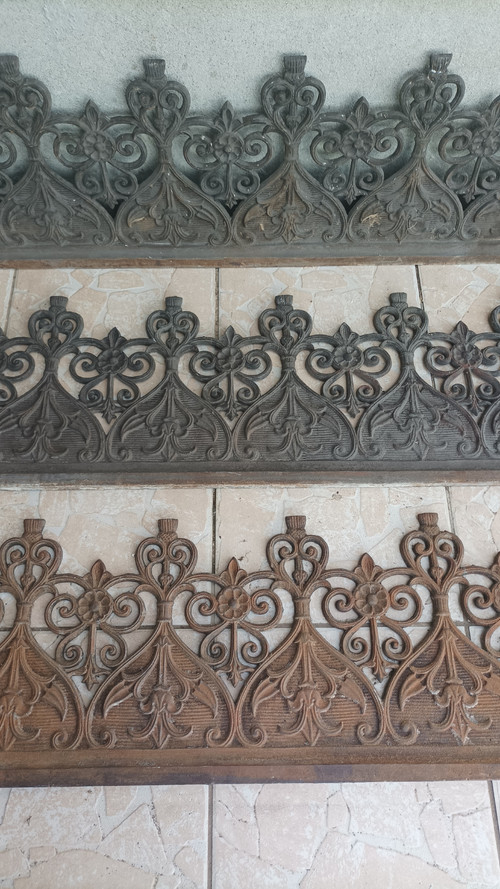 Set of 3 19th century Gothic-style cast-iron balustrades