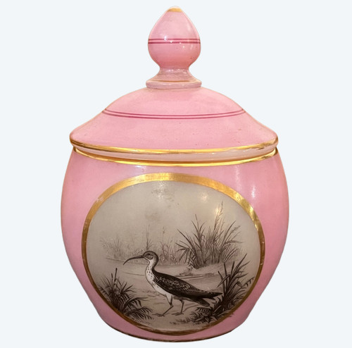 Sucrier en opaline satiné rose doublée d'opaline blanche