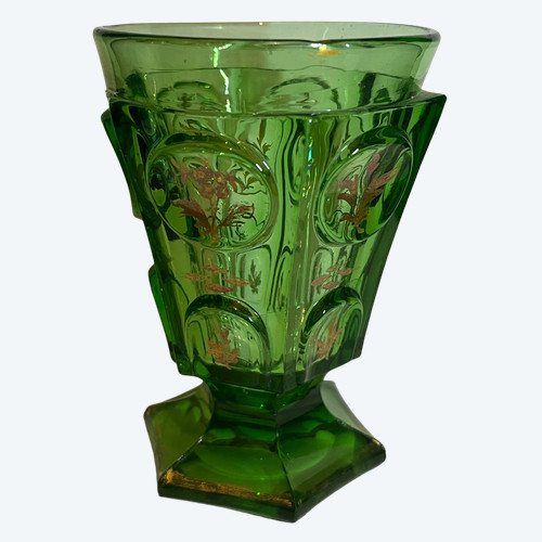 Grünes geformtes Glas mit Stielglas und Golddekor