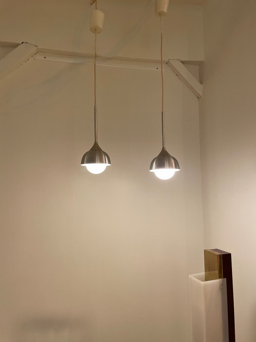 Pair of drop-shaped pendant lights