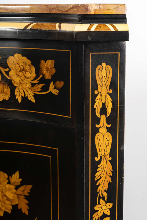 A beautiful pair of corners in wood and marquetry from the end of the 19th century 