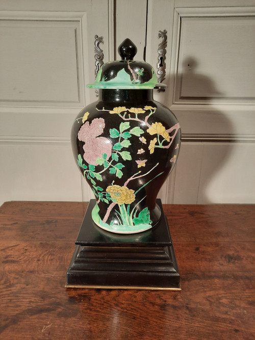 Pot couvert en porcelaine, Chine, famille noire, d’époque XIXème siècle.