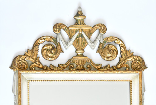 Miroir en bois laqué blanc et or à fronton en bois sculpté à décor de vasque