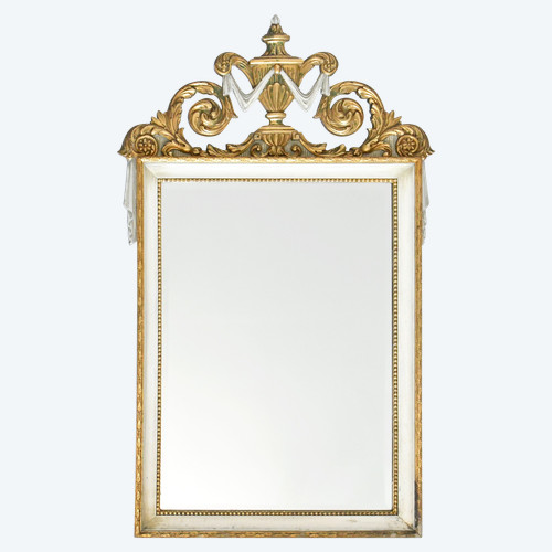 Miroir en bois laqué blanc et or à fronton en bois sculpté à décor de vasque