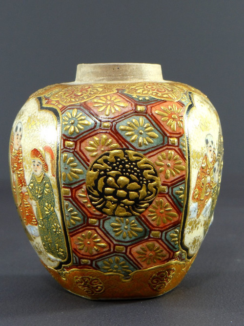 Japon, XIXème Siècle, Satsuma, Vase à Pans Coupés En Faïence Au Décor De Scènes Enfantines.