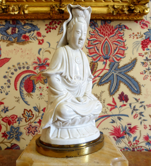 Chinese porcelain Guanyin statue, bronze base - chinoiserie decor / Chinese cabinet