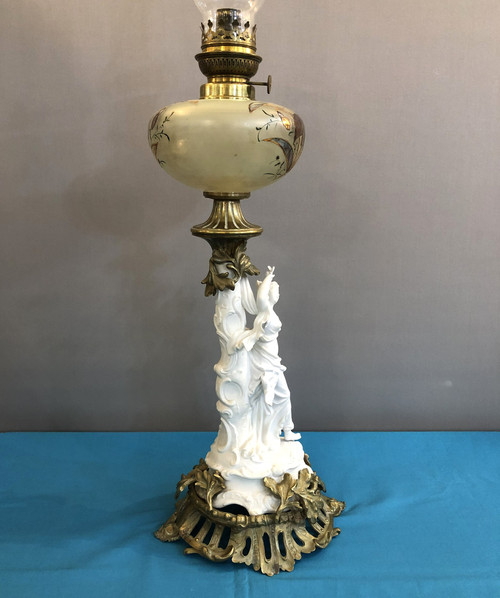 antique oil lamp in bronze and cookie, enamelled glass reservoir 80 cm 19th century