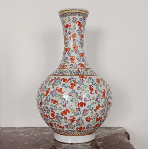 Chine, famille rose - grand vase en porcelaine - décor de 100 chauve-souris