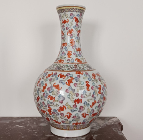 Chine, famille rose - grand vase en porcelaine - décor de 100 chauve-souris