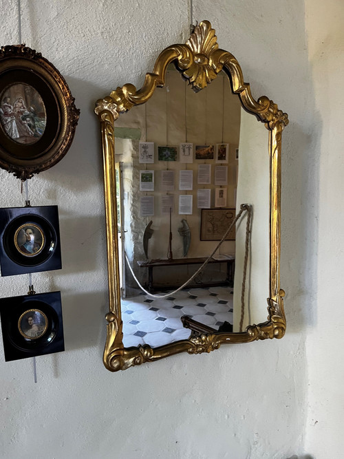 Miroir style Louis XV, bois sculpté avec une belle dorure à la feuille