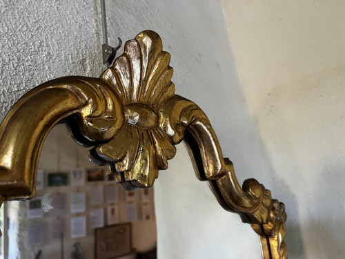 Miroir style Louis XV, bois sculpté avec une belle dorure à la feuille