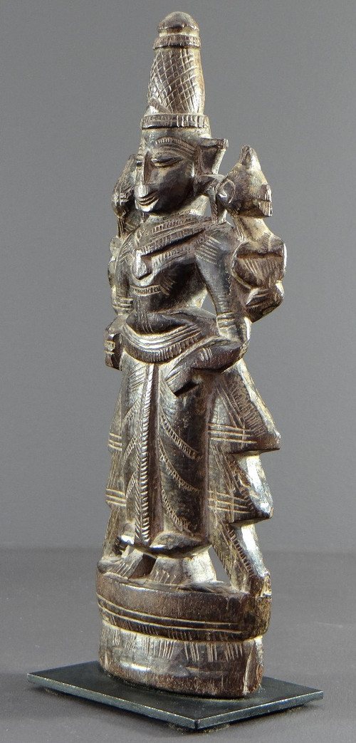 Inde, Ravissante Statuette En Bois Sculpté Représentant Lakshmi, Années 1900-1920.