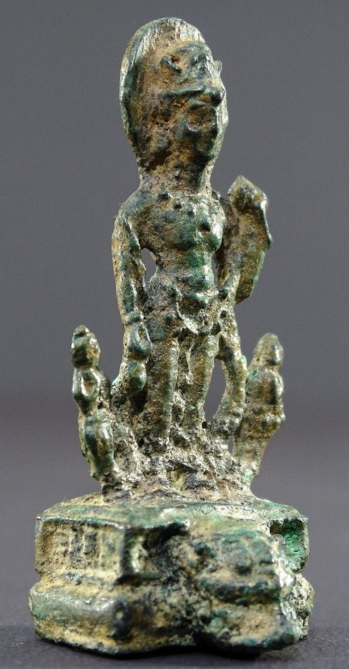 China Nördliche Wei-Dynastie (386 bis 534) oder Sui-Dynastie (581 bis 614), Miniaturstatue Kwan Yin Aus Bronze.