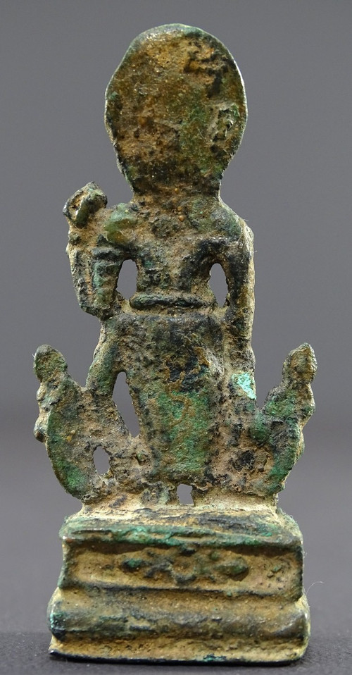 China Nördliche Wei-Dynastie (386 bis 534) oder Sui-Dynastie (581 bis 614), Miniaturstatue Kwan Yin Aus Bronze.