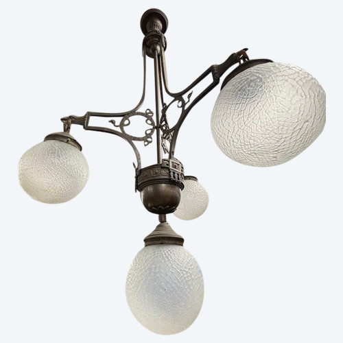 Antico Lampadario in ferro battuto e ottone Liberty 1930 con 4 bocce vetro.  Mis : Altezza cm 108 