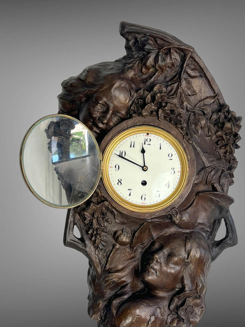 GROSSE, SIGNIERTE ART-DÉCO-SKULPTUR AUS TERRAKOTTA, DIE EINE UHR DARSTELLT