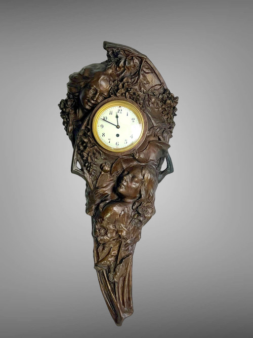 GROSSE, SIGNIERTE ART-DÉCO-SKULPTUR AUS TERRAKOTTA, DIE EINE UHR DARSTELLT