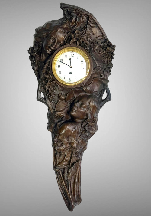 GROSSE, SIGNIERTE ART-DÉCO-SKULPTUR AUS TERRAKOTTA, DIE EINE UHR DARSTELLT