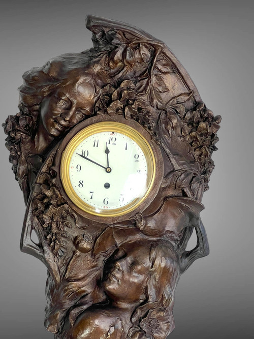 GROSSE, SIGNIERTE ART-DÉCO-SKULPTUR AUS TERRAKOTTA, DIE EINE UHR DARSTELLT