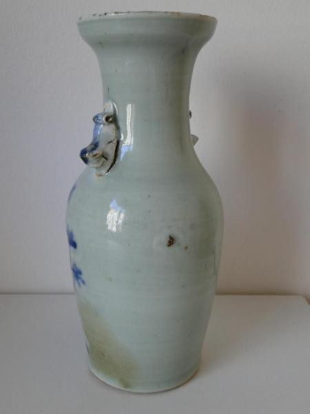 Chinesische blau-weiße Vase mit altem Laubdekor