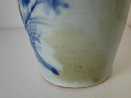 Chinesische blau-weiße Vase mit altem Laubdekor