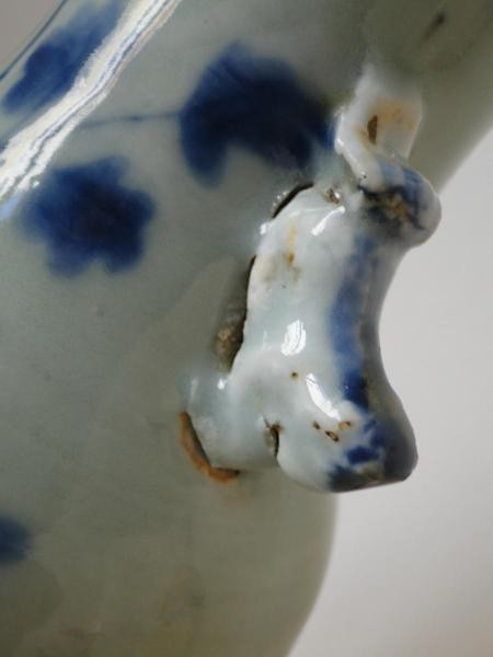 Chinesische blau-weiße Vase mit altem Laubdekor