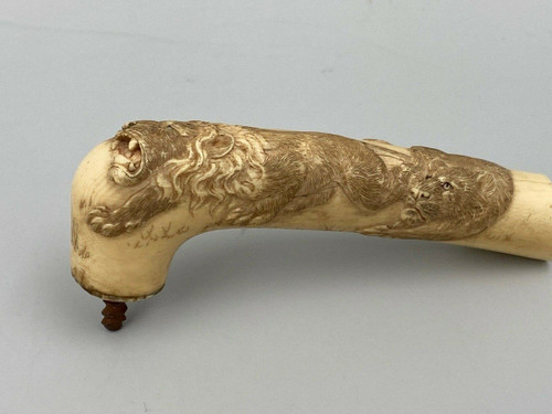 Nineteenth-century cane knob decorated with two lions chasing each other sculpture