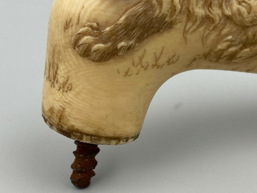 Nineteenth-century cane knob decorated with two lions chasing each other sculpture