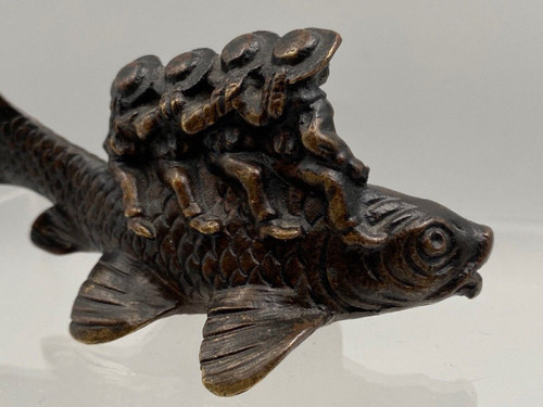 Sujet en bronze Okimono XIXe marins chevauchant un poisson