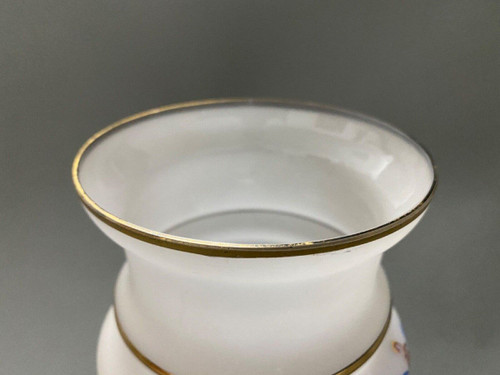 Vaso opalino della fine del XIX secolo con decorazione a smalto Luigi XVI