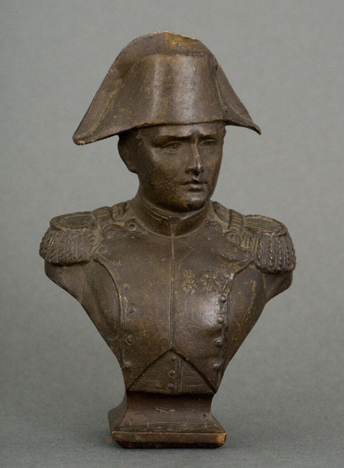 Bronzebüste, die Napoleon im Outfit des 19. Jahrhunderts darstellt. Nuancierte braune Patina