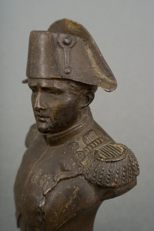 Bronzebüste, die Napoleon im Outfit des 19. Jahrhunderts darstellt. Nuancierte braune Patina