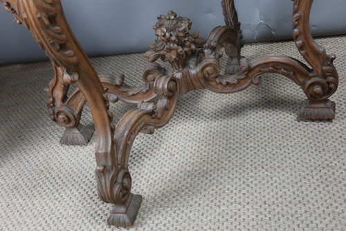 Table rocaille en noyer sculpté dessus marbre 