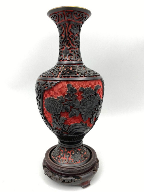 Vase ancien en laque de cinabre Chine milieu XXe rouge et noir laiton