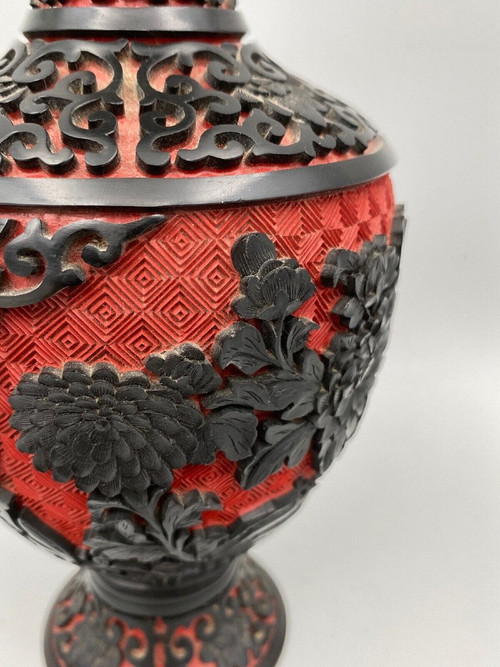 Vase ancien en laque de cinabre Chine milieu XXe rouge et noir laiton