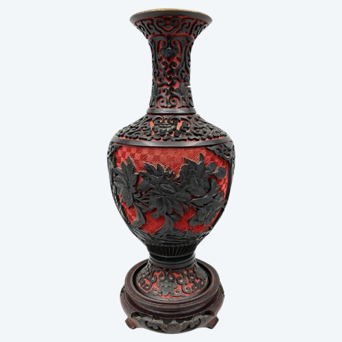 Vase ancien en laque de cinabre Chine milieu XXe rouge et noir laiton